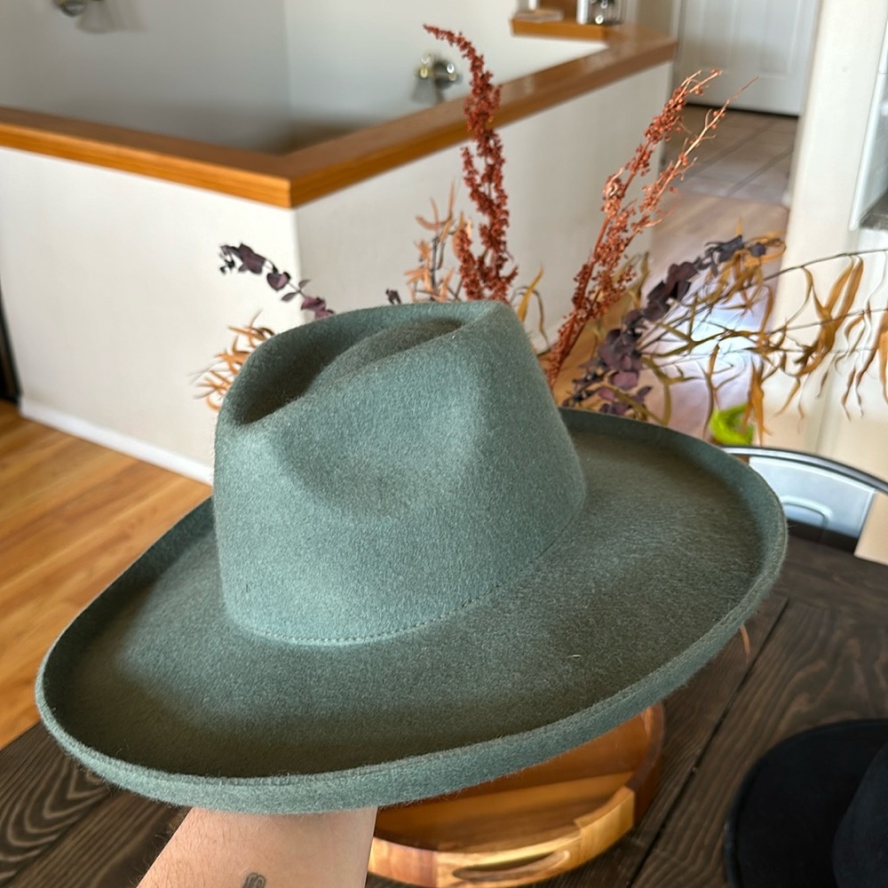 Green Universal Thread felt hat. One size fits most